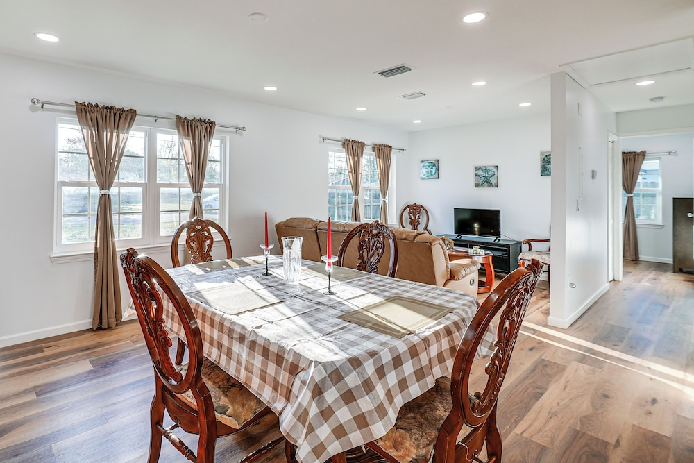 5 Mi to Dtwn Panama City! Family Haven w/ Patio