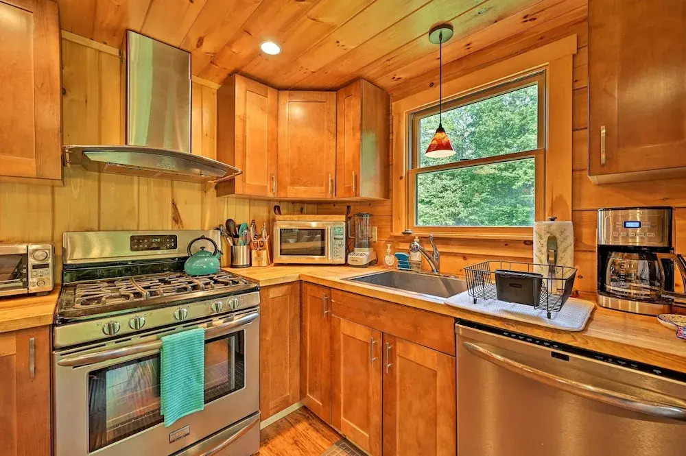 Private Chester Home w/ Deck, Mins to Skiing!