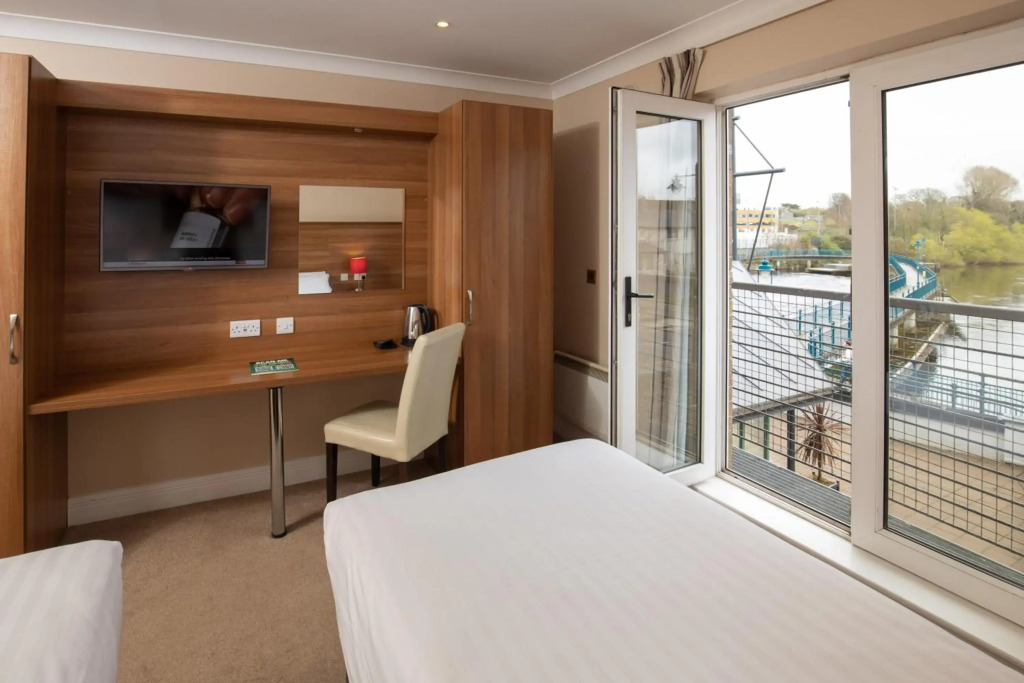 Riverside Hotel