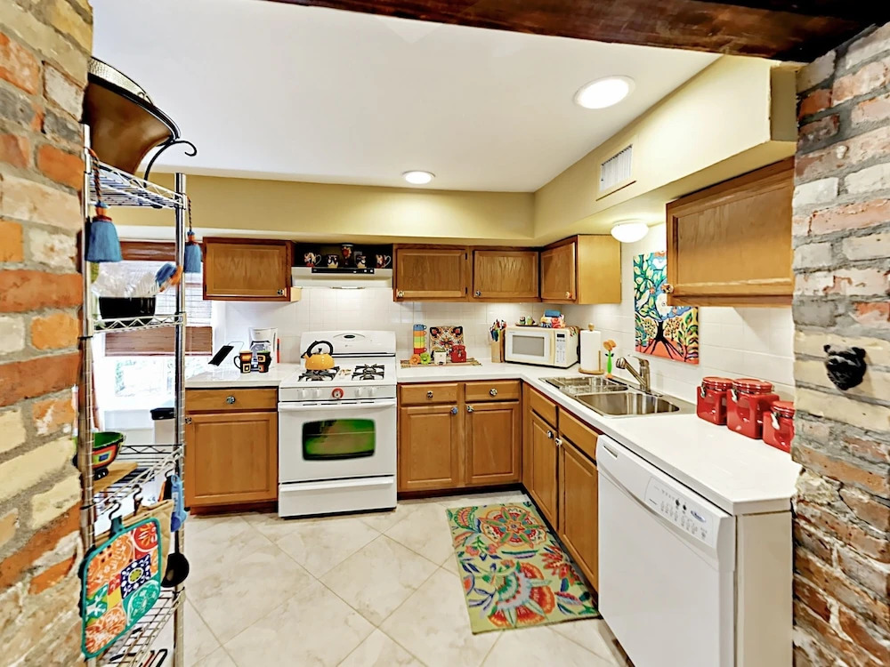 Upscale Unit in Historical - 1 Br Home