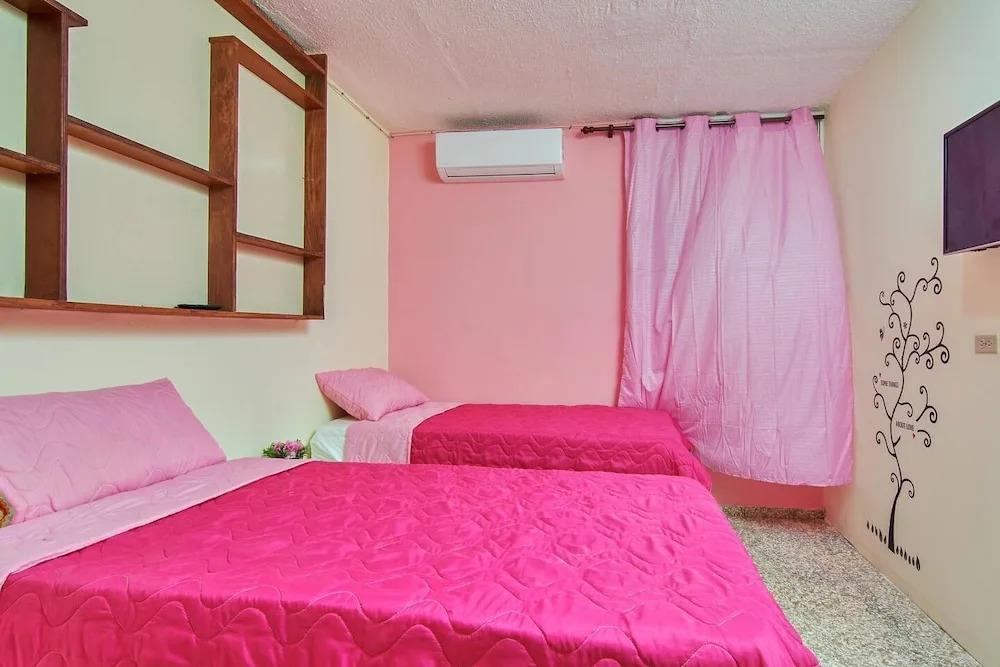 Room in Guest Room - Queen Of Hearts - Rh