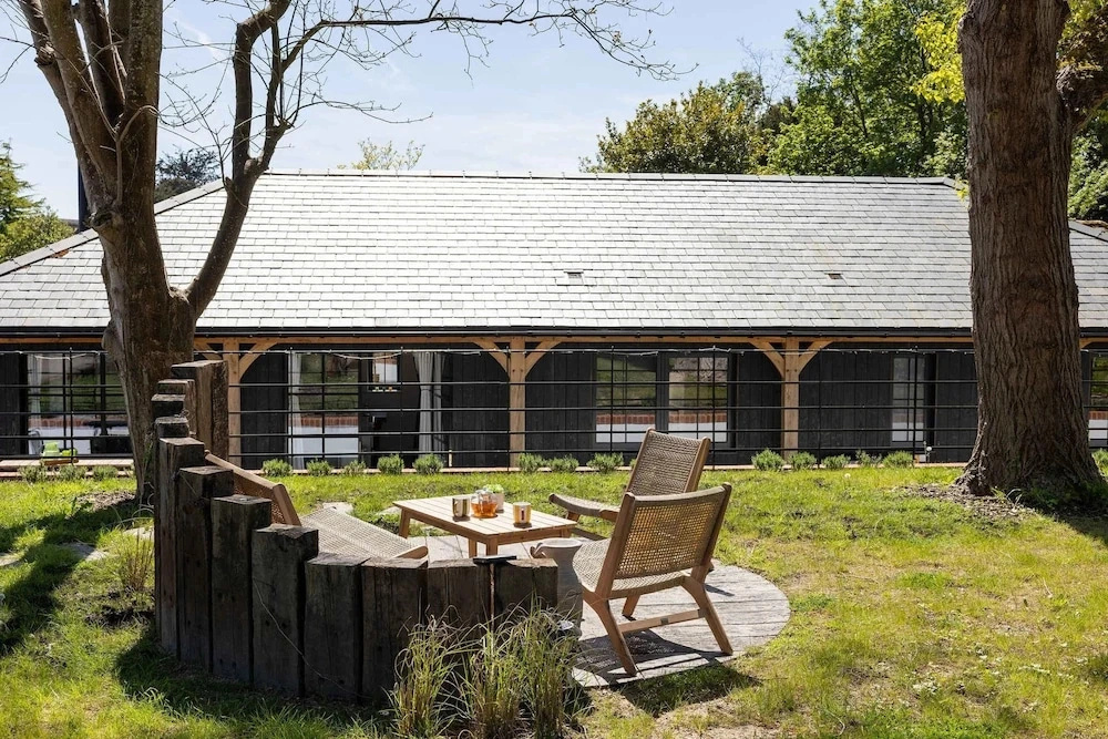 Stylish Rural Lodge Nr Chichester and Goodwood