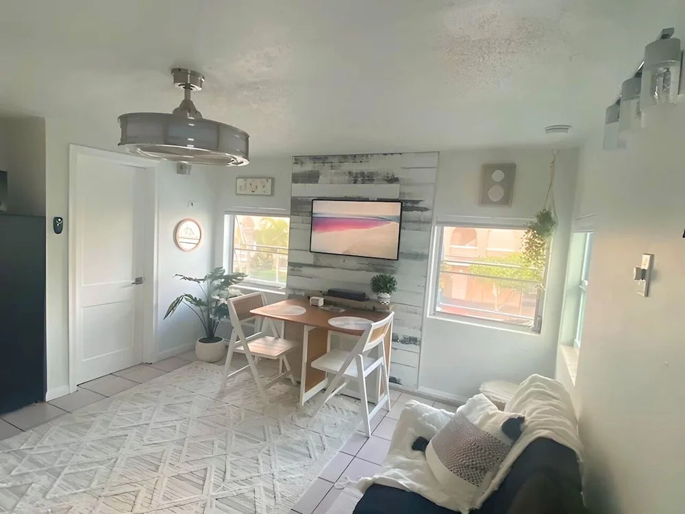 Cute 1940 Boutique Studio Condo by RedAwning