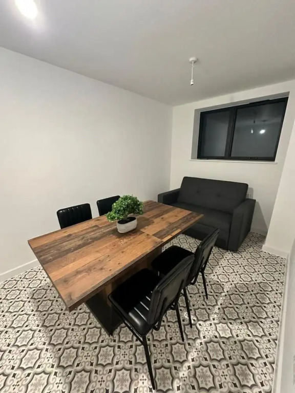 Immaculate 4-bed House Near City Airport