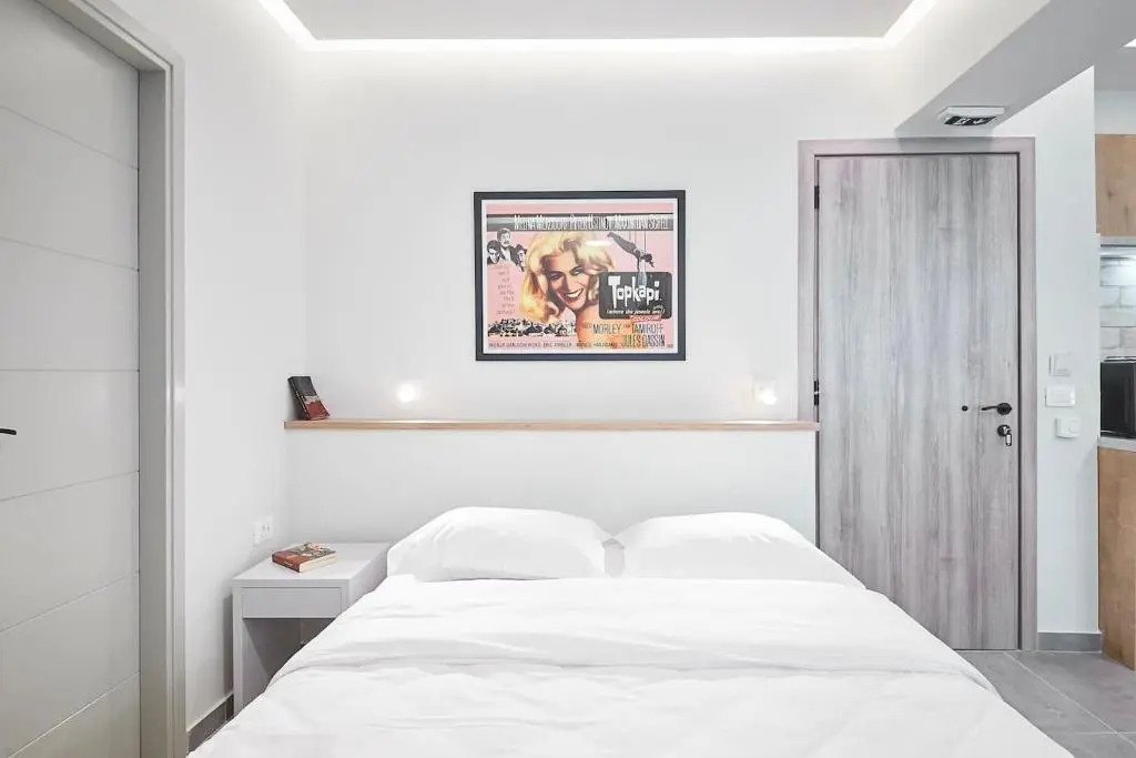 Stay in a hip decorated studio near Acropolis!