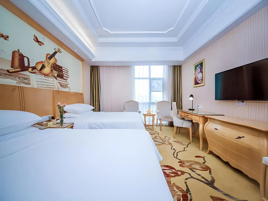 Vienna International Hotel (Wuhan East Railway Station Huanglongshan Metro Station)