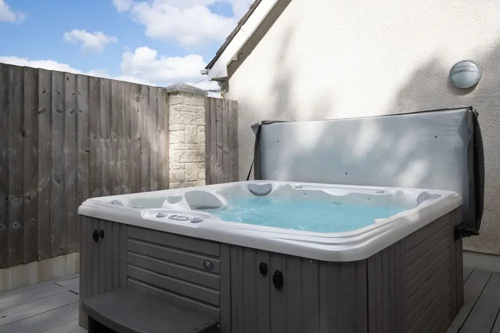 Glynmar - Sea Glimpses Hot Tub Pool Table