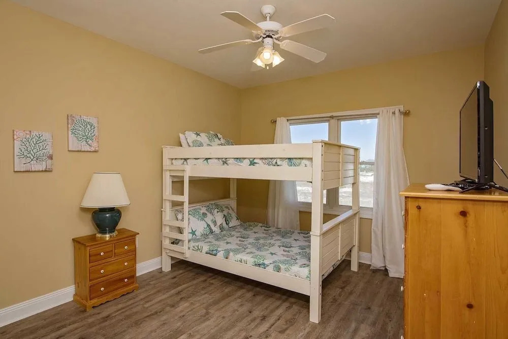 Sand Crab East Beach House 4 Bedrooms 3.5 Bathrooms Home