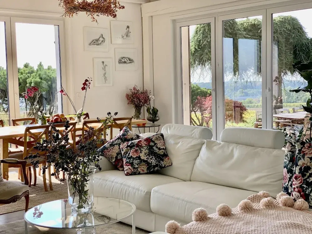 Stunning 6-bed Villa in Etoy