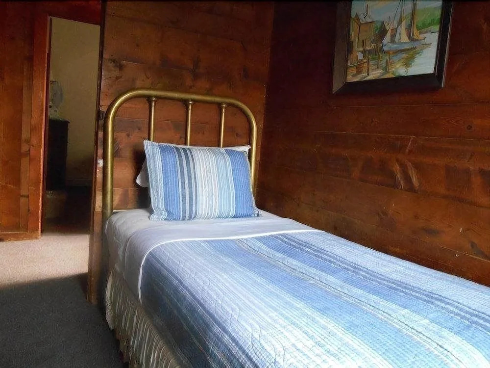 Crews Quarters Boarding House - Caters to Men
