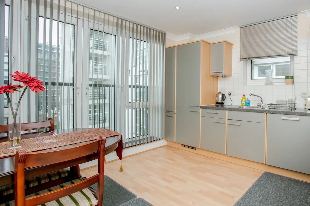 2 Bedroom Balcony Apartment In Putney