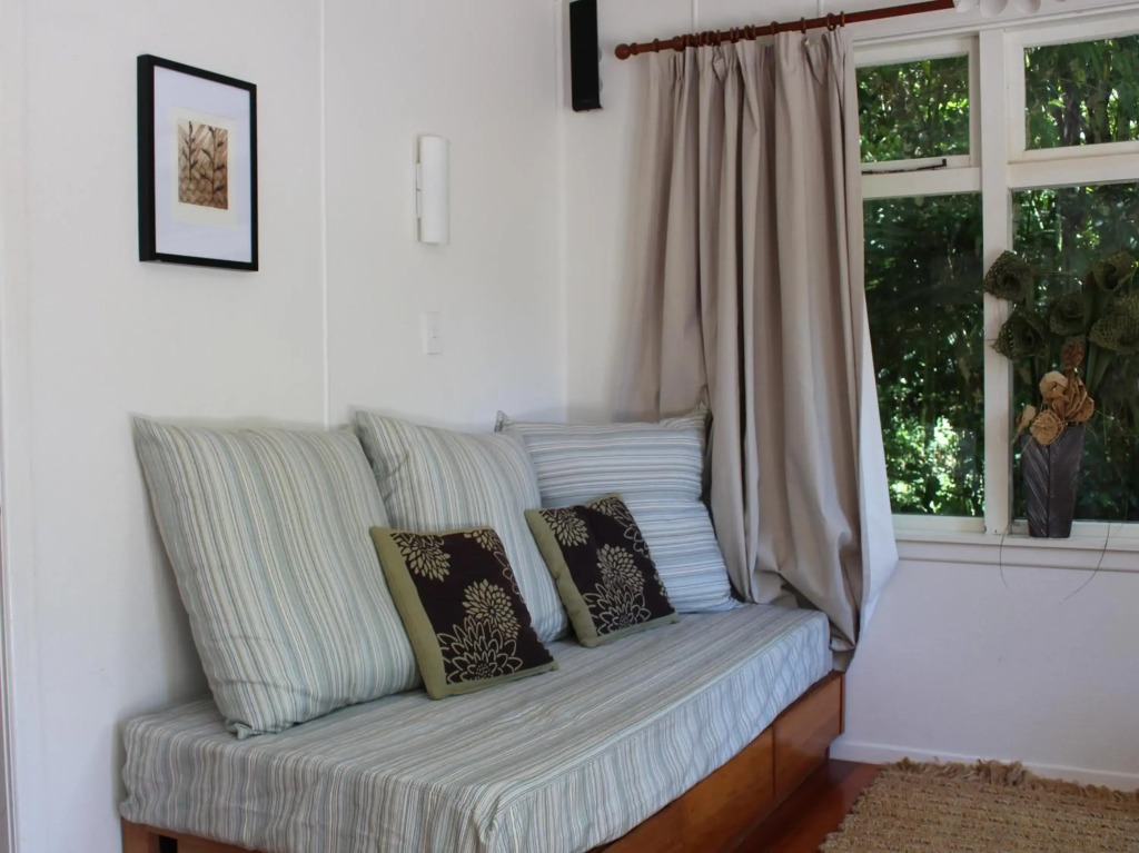 Mahakipawa Waterfront Hideaway - Belvue Bay Home