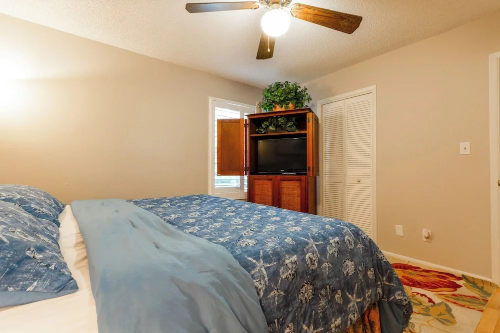 Quiet Condo ~ 10 Mi to Dtwn Pensacola