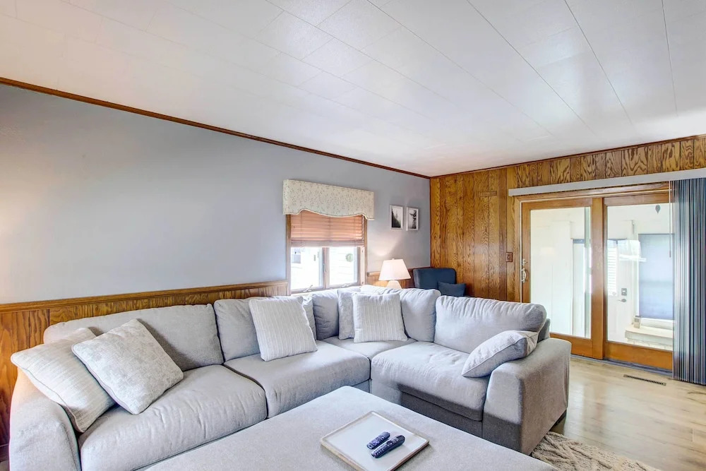 Cozy Wisconsin Abode: Walk to Lake Michigan