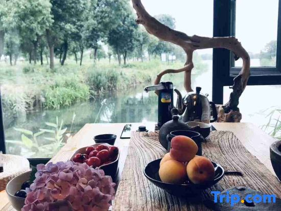 Suzhou Yangcheng Lake and the accompanying courtyard homestay
