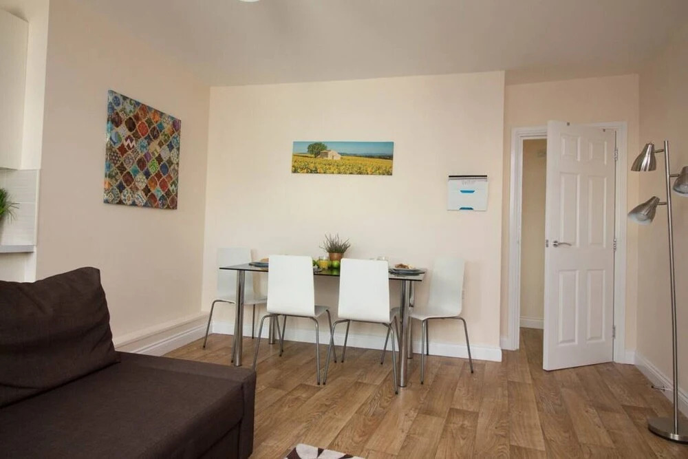 Stayzo Castle Penthouse 16- A Clean Fresh Modern Apartment With Free Wi-fi
