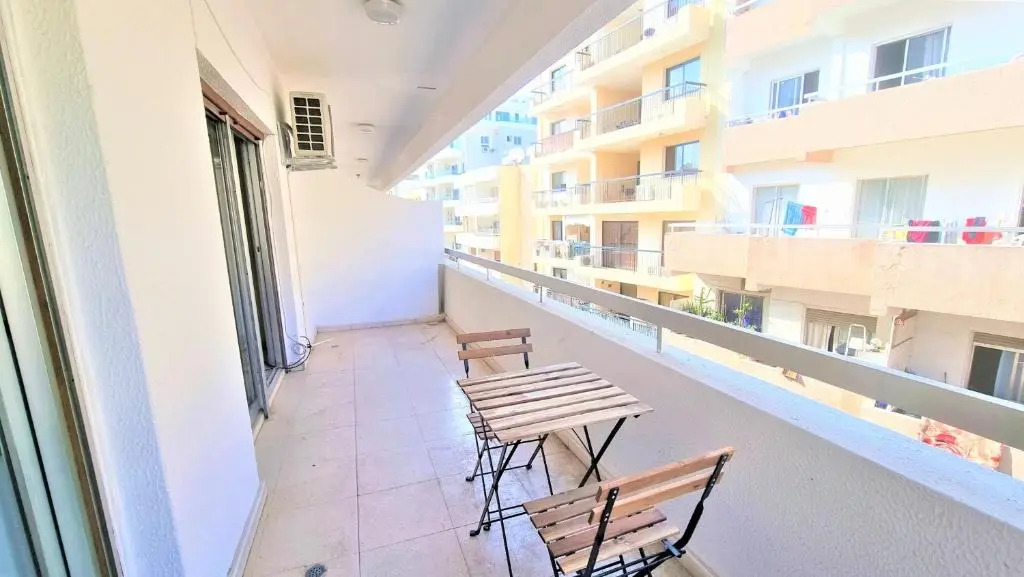 Comfy 2BR Apartment in the City Center, FREE PARKING and 3min walk to the beach!