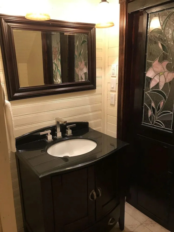 Downtown BnB King Bed Clawfoot Tub & Hot Tub