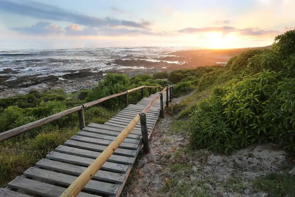 Marine Court 5 by BACK IN TOWN - 2Bedroom Ocean-facing Apt in Hermanus Centre