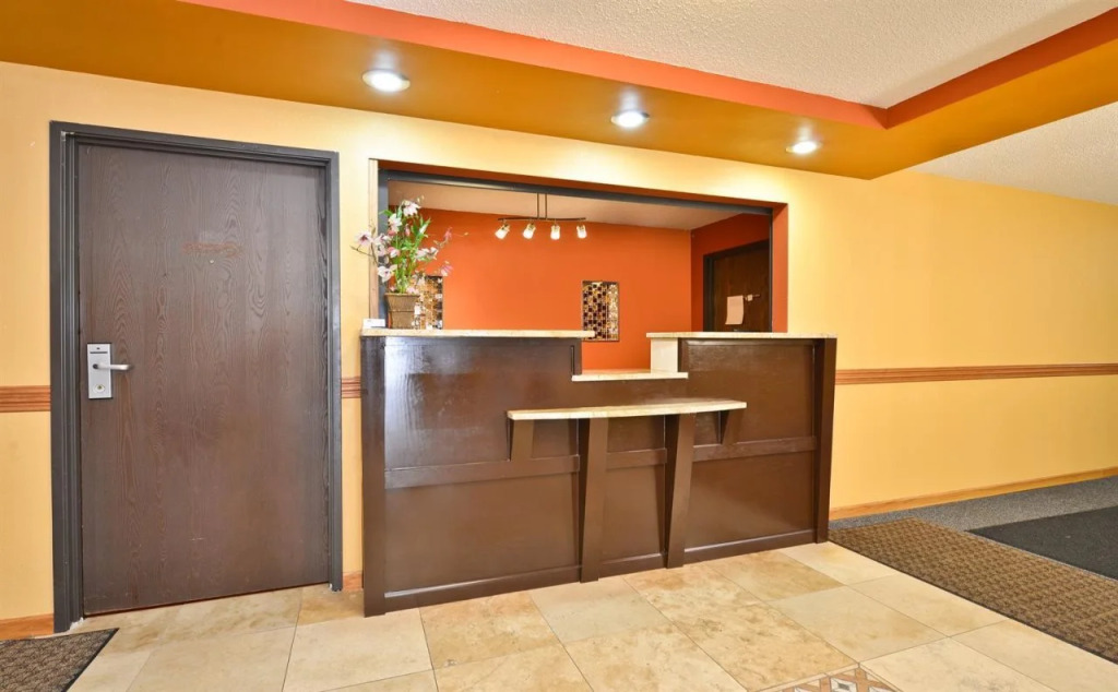 Burnsville Inn & Suites
