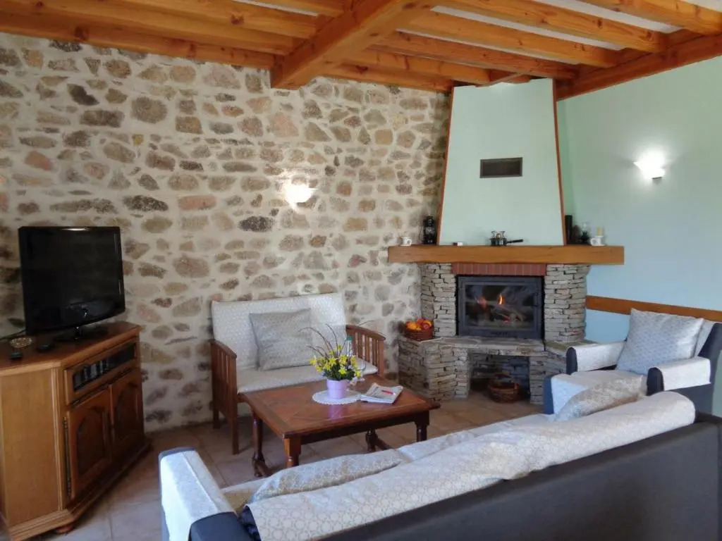 Gîte convivial avec jardin, cheminée et animaux acceptés près de Roanne - FR-1-496-93