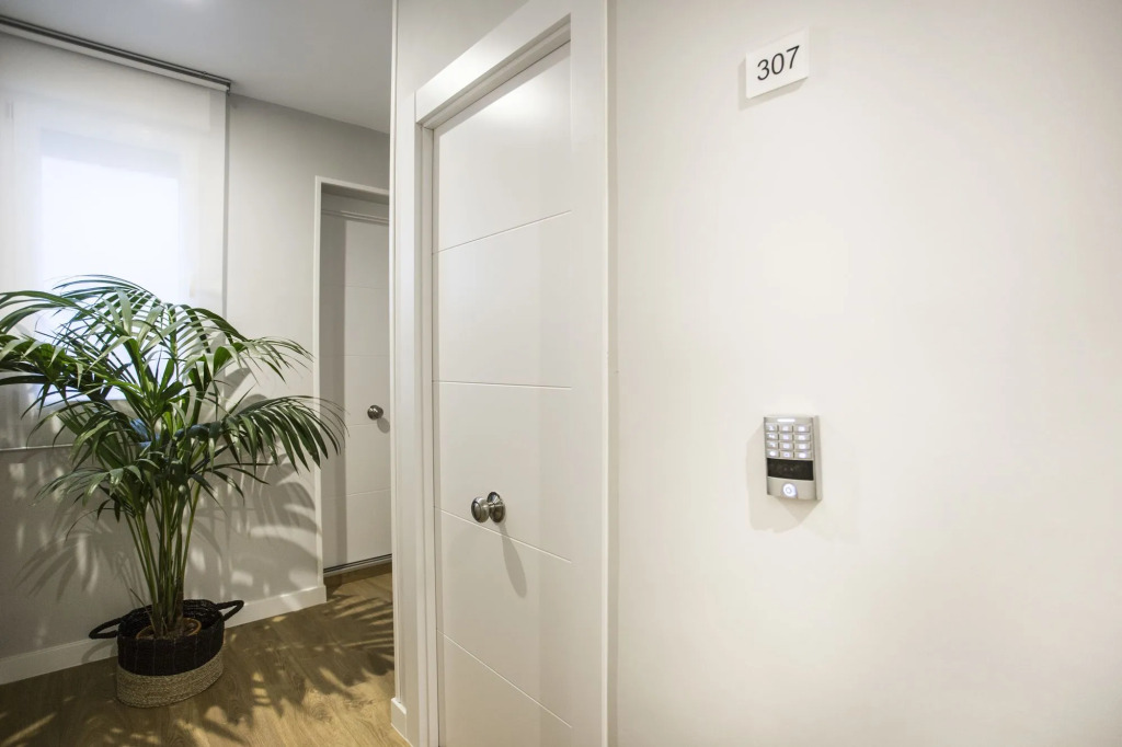 Hola Rooms