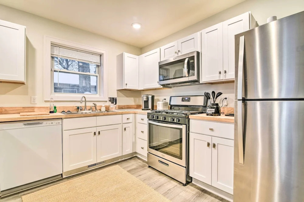 Stylish Retreat w/ Yard < 5 Mi to MSU Campus