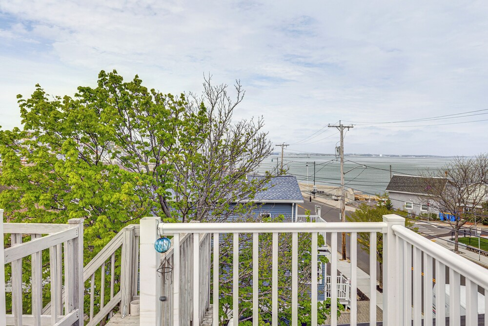 Steps to Short Beach: Ocean-view Apt w/ Deck!