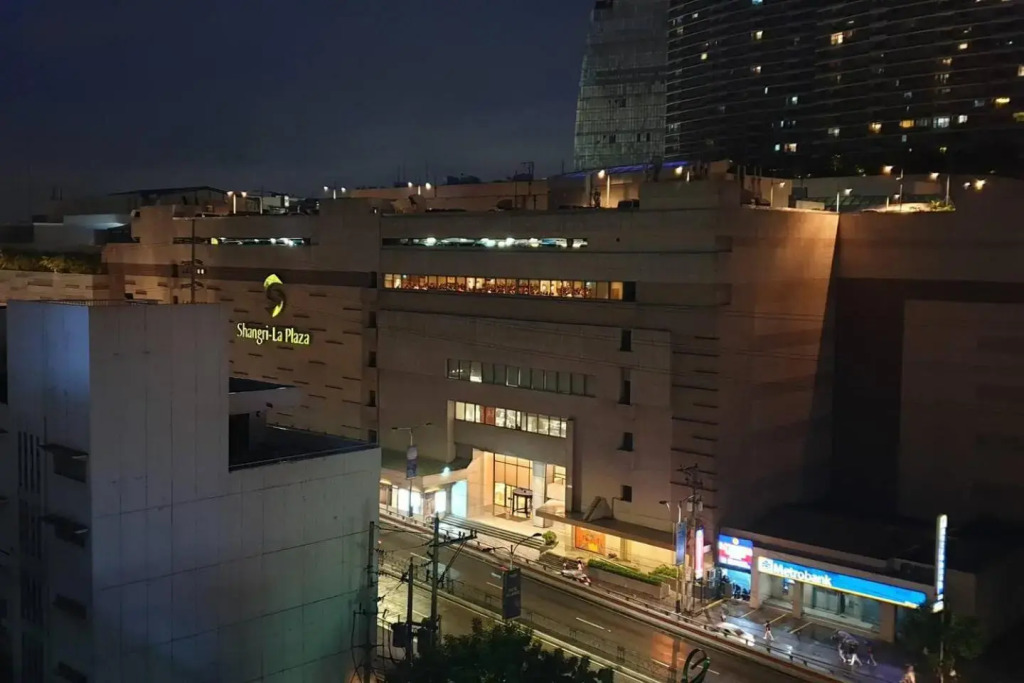 MANDALUYONG 2 Br w 2 Queen, 50HDtv across Shangrila Mall