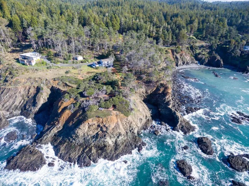 5 Acre Waterfront Retreat w Tesla, Gym & Sauna