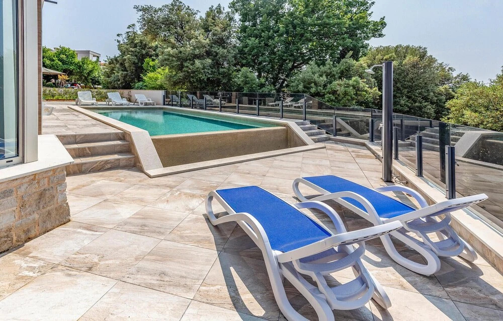 Stunning Apartment in Pjescana Uvala With 3 Bedrooms, Wifi and Outdoor Swimming Pool
