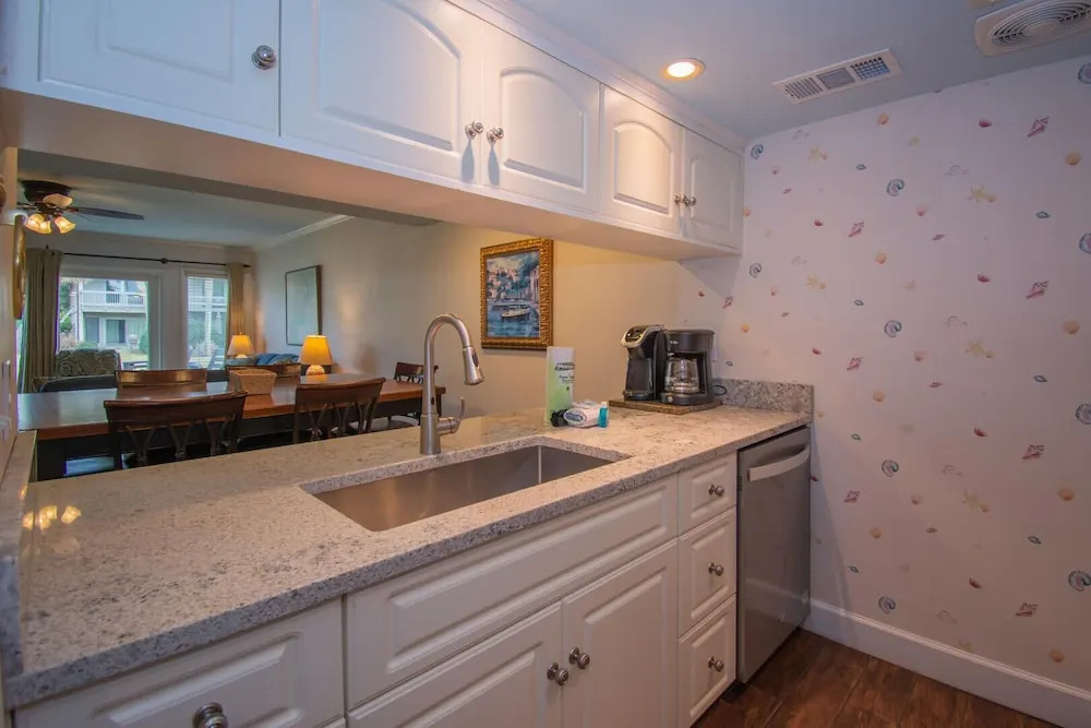 Two-story Condo With Private Deck, Wifi and Courtyard Pool Access