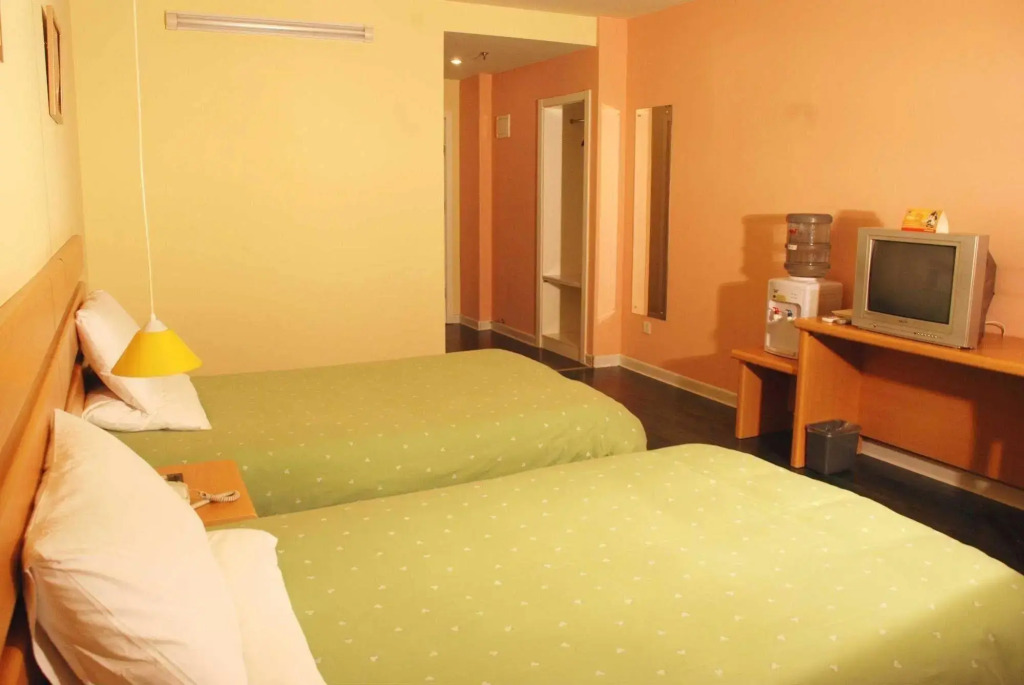 Home Inn Wuhan Jinghan Avenue Dazhi Road Light Rail