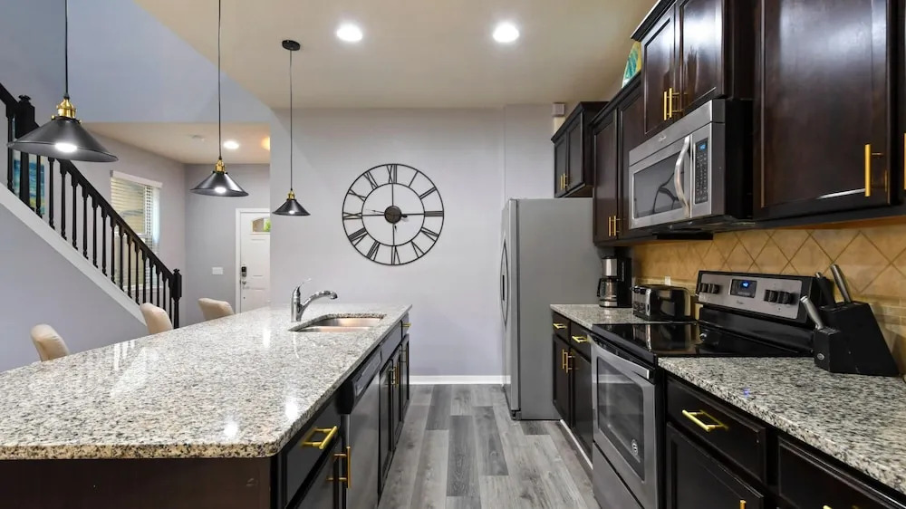 7BR Villa Close to Disney w Pool SPA, Kissimmee