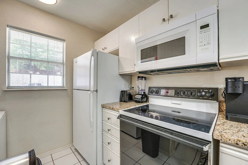 Branson Condo w/ Screened Porch: 4 Mi to Lake!