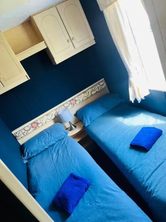 4-bed Seaside Caravan Free Wifi Pet Frie