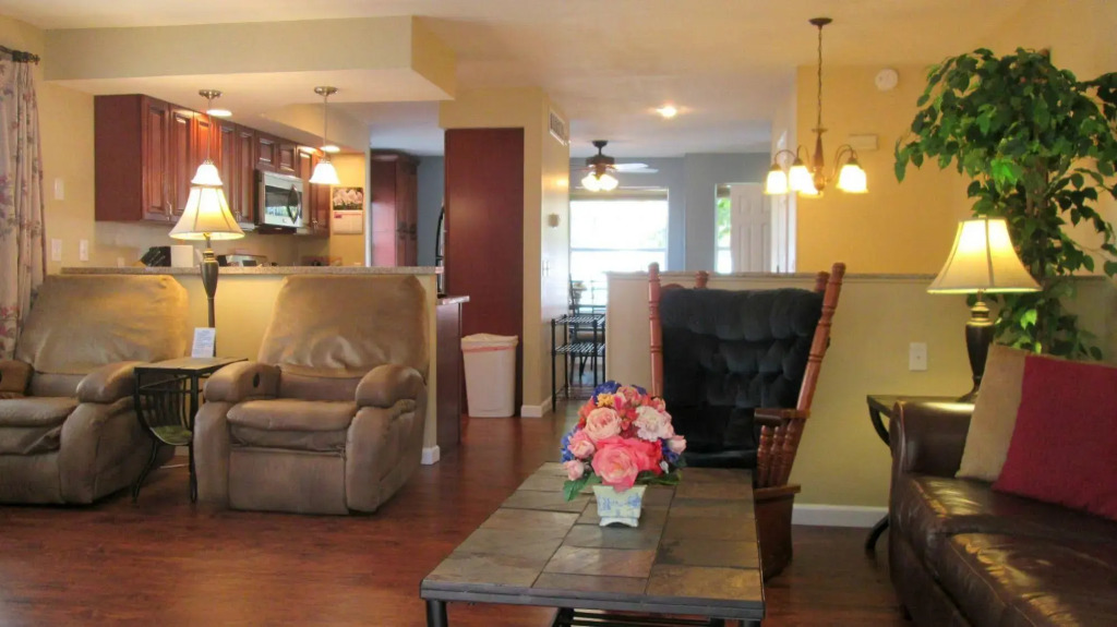 Golf 2 Screen Porches-View-Pointe Royale