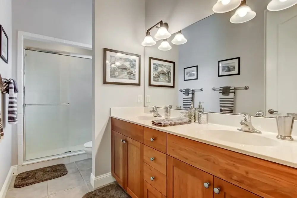 Spacious Townhome, 10 min to the Beach, Dogs OK!