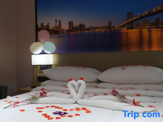 Vienna Hotel (Qianjiang railway station Lobster City Shop)