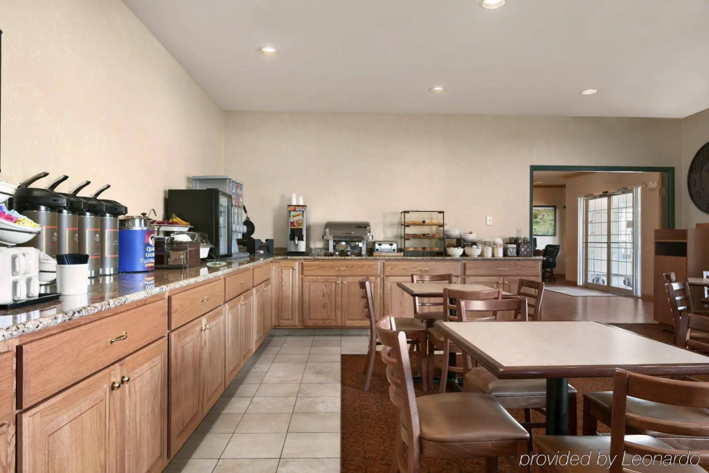 Country Inn & Suites by Radisson, Clinton, IA