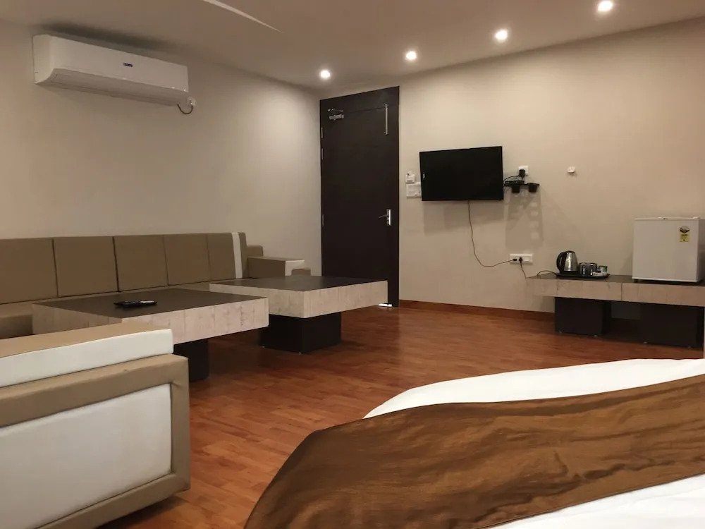 OYO 26627 K 3 Club Residency