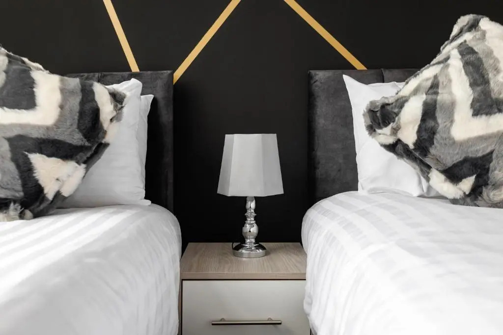 City Centre Studio 6 with Kitchenette, Free Wifi and Smart TV by Yoko Property