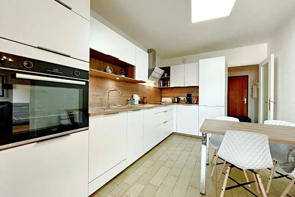 Nice 110m With Balcony In The Downtown