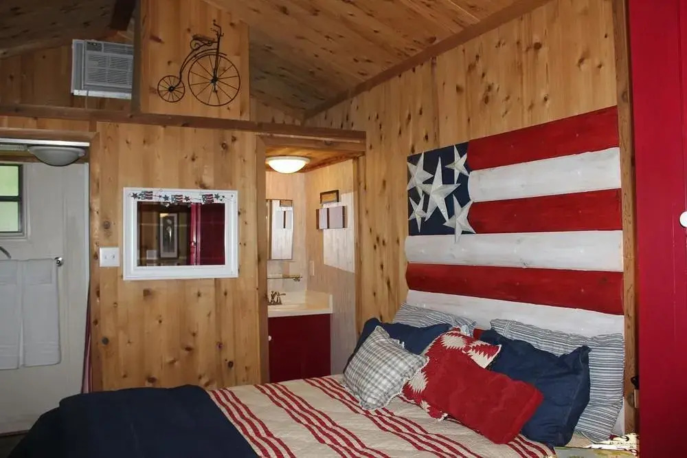 Cabins & Cottages at Shale Lake