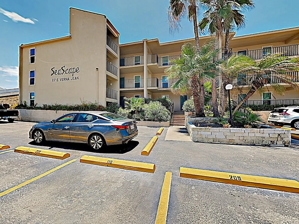 New Listing! Isle Gem: Pools, Spa - 2 Mins to Sand condo