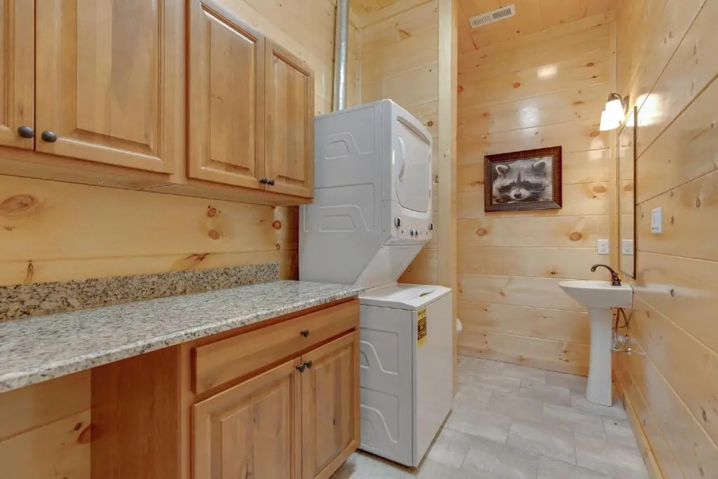 Smoky Mountain Splash, 6 Bedroom, Private Pool, WiFi, Pool Table, Sleeps 18