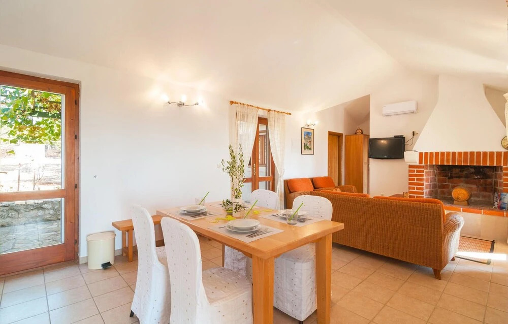 Amazing Home in Sutivan With 2 Bedrooms, Wifi and Private Swimming Pool