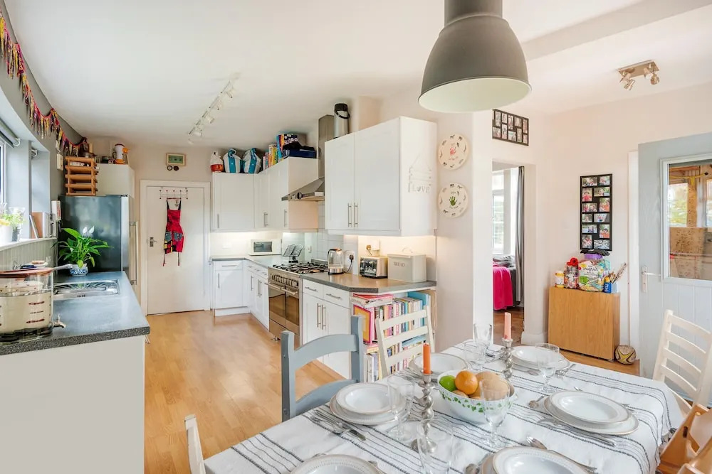 Majestic Home With Beautiful Garden in North West London by Underthedoormat