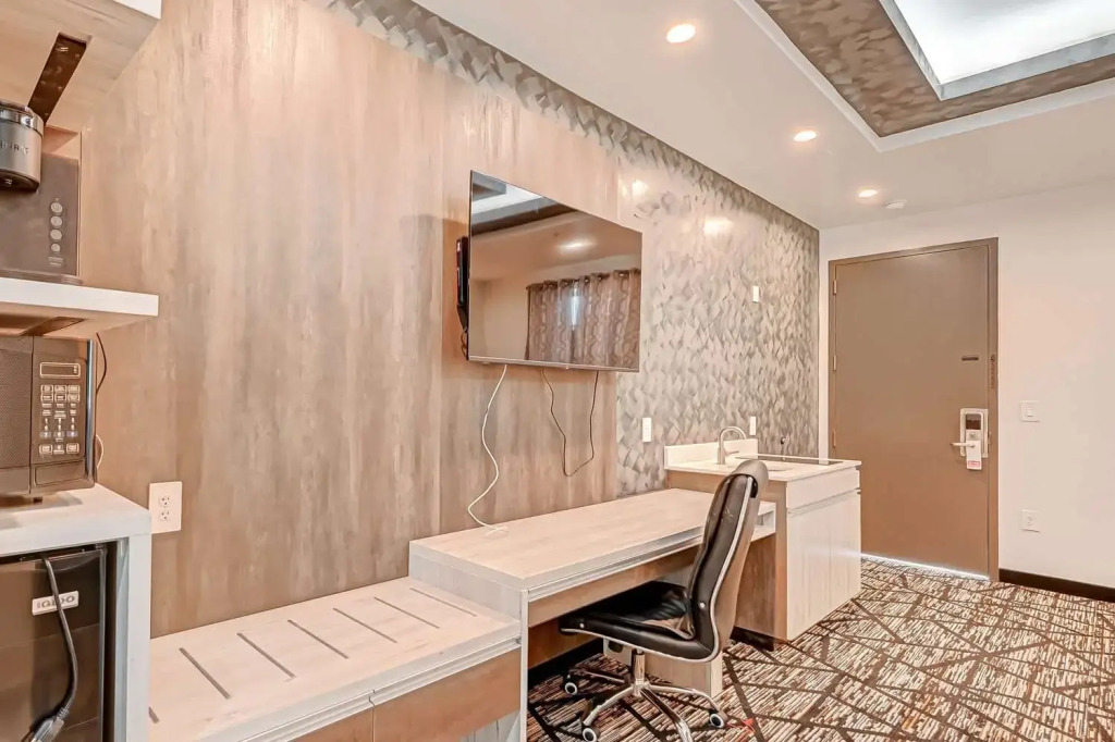 Comfeeni Inn and Suites