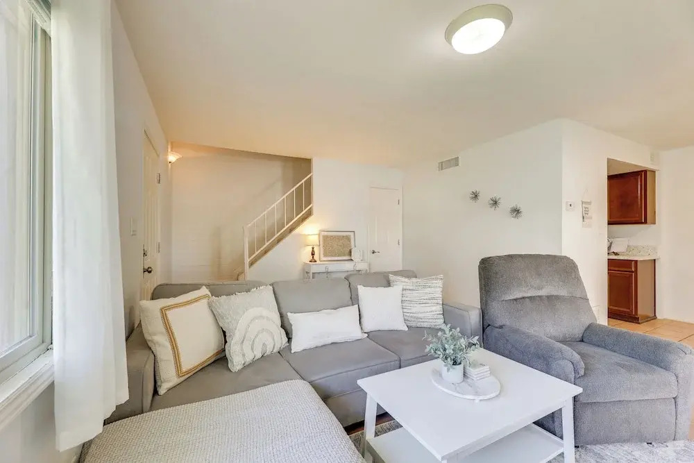 2 Mi to Old Town & Fashion Sq: Townhome w/ Pools